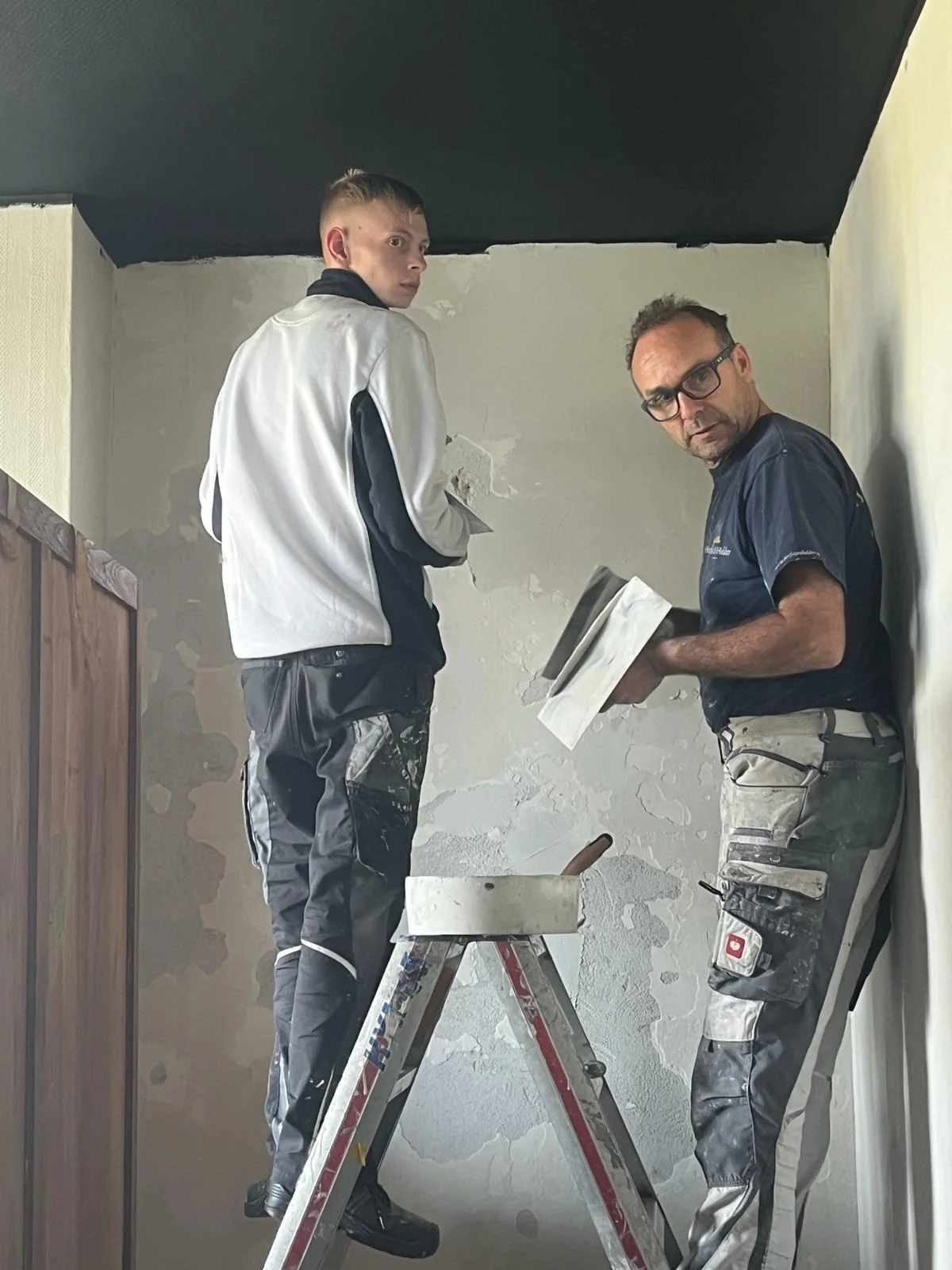 Een wand zorgvuldig voorbereiden voor het uiteindelijke resultaat.