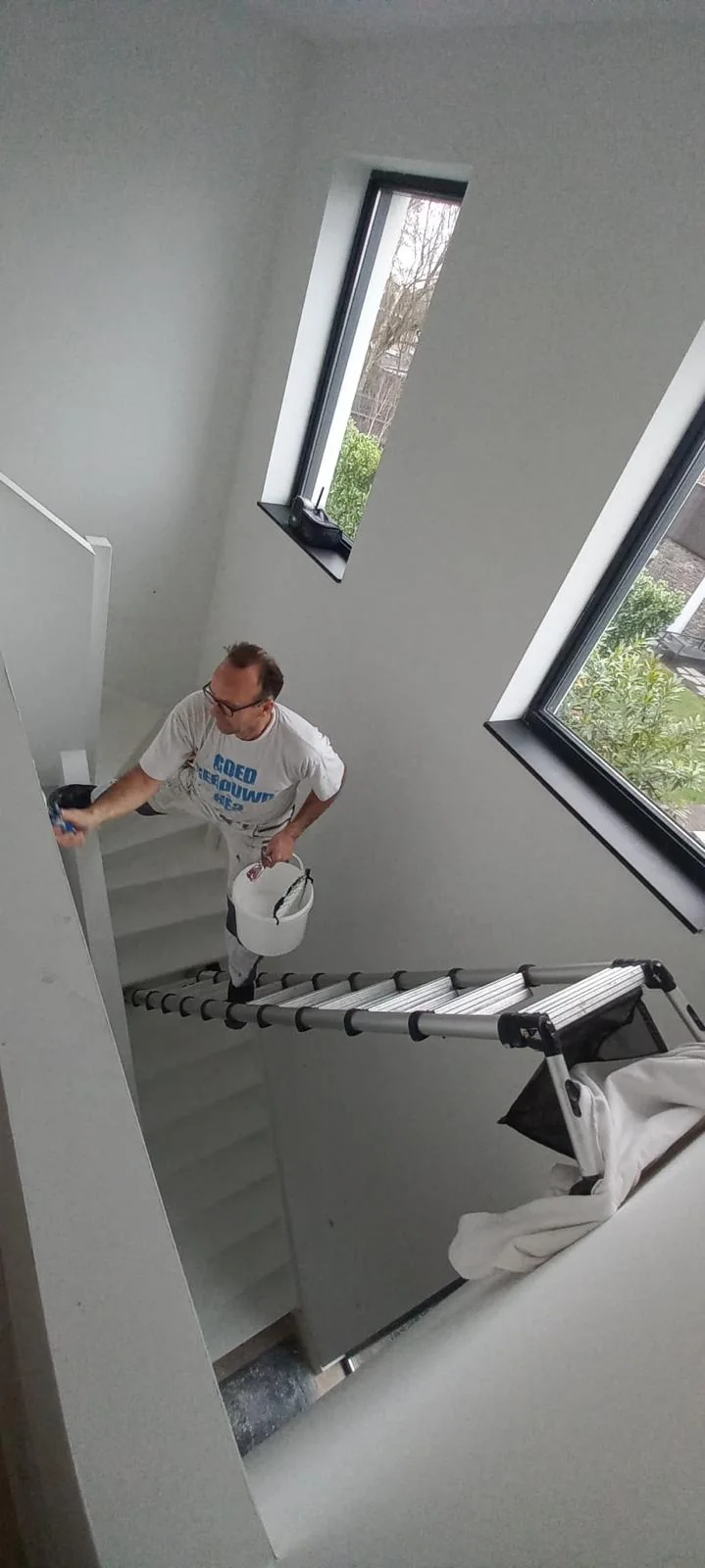 Het schilderen van onderdelen van een lichte trap.